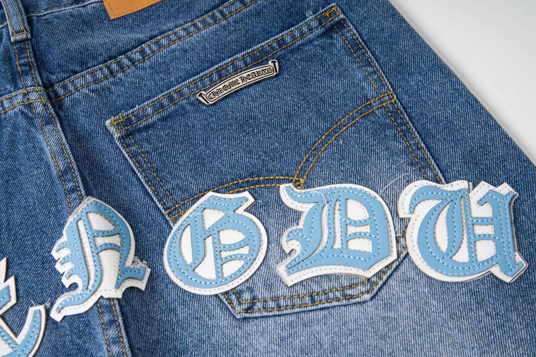 P260 Chrome Hearts light blue pants, Sanskrit blue and white patchwork leather jeans. CH jeans need to be washed and then disassembled and hand-stitched with sheepskin cross leather and then spliced ​​together. The whole piece has too many craftsmanship to explain. The patchwork cross pattern is embellished, and the high-waisted washed jeans! ! Absolutely high-end luxury products, god-level single products and super popular products, made with top heavy industry, a must-see magic weapon. Customized hardware. The fabric is thick and soft after washing. It has good breathability. Customized small leather label. Unique design. The details are simple and elegant, and the workmanship is exquisite. The entire trousers are neatly routed and the details are in place! It’s so cool that both men and women can easily control the genderless trend! Style number: 1805# Color: blue Size: 28 30 32 34